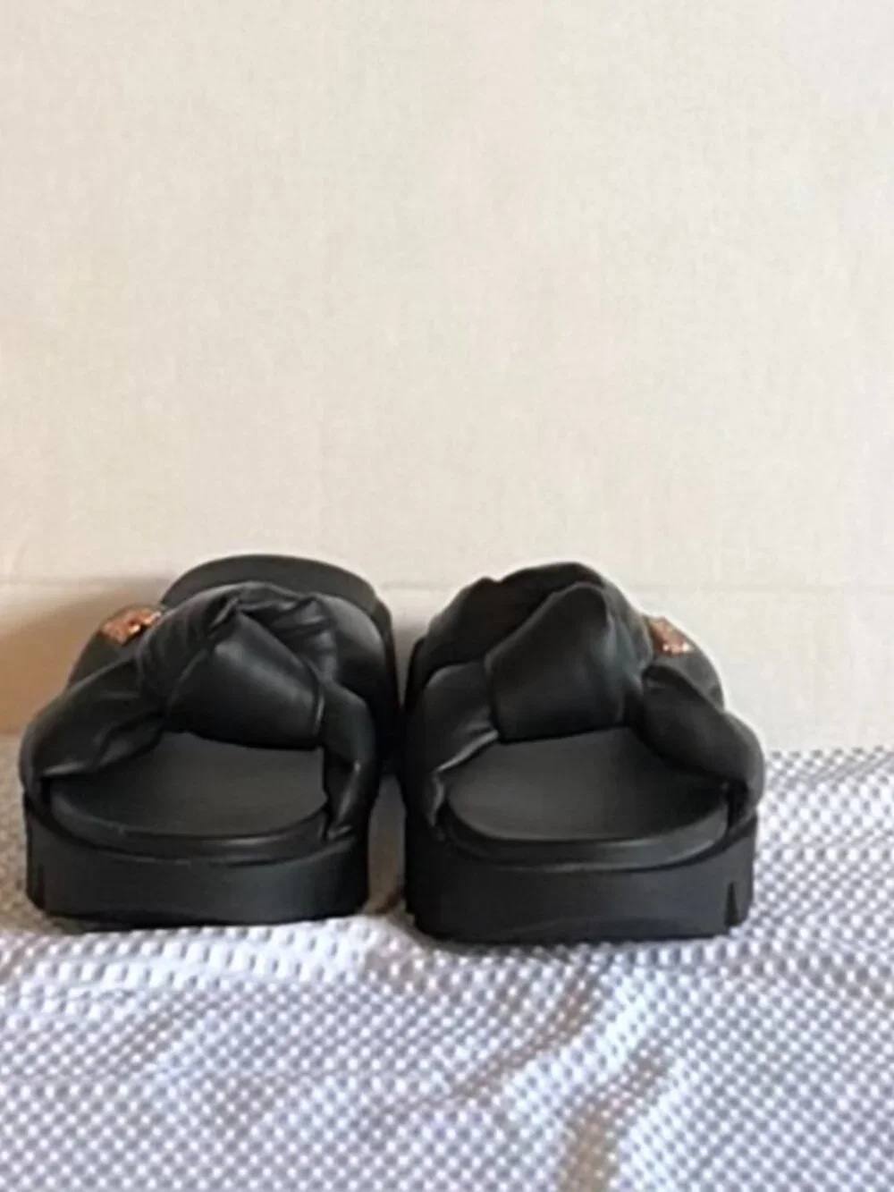 *NWOT* Juicy Couture Black ‘Knotted Bow’ Flip Flop Sandals*